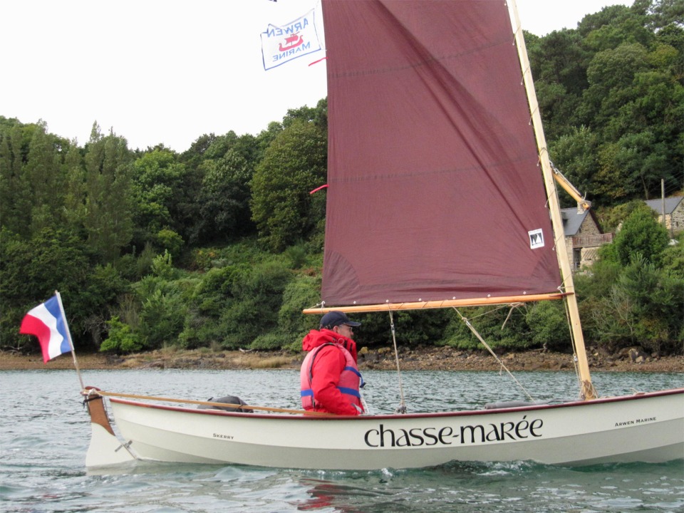 Chasse-Marée n'a pas de bande de ris et Didier applatit sa voile en étarquant la livarde. 